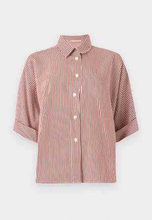 Chemise à manches courtes rayée verticalement rouge et blanche, boutonnée, avec un col classique.