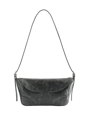 Zwarte leren schoudertas met gebogen klepsluiting, subtiele gestikte patronen en een smalle verstelbare band.