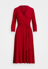 Röd omslagsklänning i mjukt tyg, med V-ringning, trekvartsärmar, bälte vid midjan och en utställd kjol.