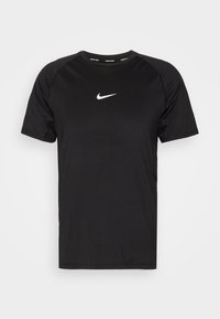 Czarna koszulka Nike Pro z krótkim rękawem, wykonana z gładkiego materiału. Posiada białe logo Nike na piersi oraz okrągły dekolt z minimalistycznym wzornictwem.