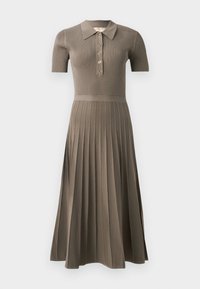 Robe en maille côtelée taupe avec manches courtes, encolure à col, patte de boutonnage, taille ajustée et jupe midi plissée.