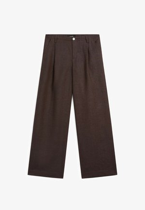 Pantalons larges marron en tissu texturé, avec une fermeture à bouton à l'avant, des plis et deux poches latérales.