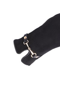 Guanto in suede nero con design senza dita. Presenta una chiusura a pressione e hardware con cinturino in tonalità dorata. Texture liscia su tutta la superficie.