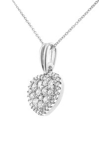 Pendente a forma di cuore in argento su una catena, con una superficie testurizzata adornata di pietre trasparenti brillanti, creando un effetto scintillante.