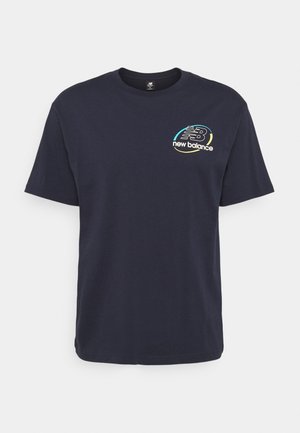 Tummansininen puuvillapaita, jossa on pyöreä pääntie. Vasemmassa rinnassa on monivärinen "new balance" -logo. Lyhyet hihat, rento malli.