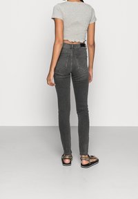 Vero Moda Vaqueros pitillo - grey denim