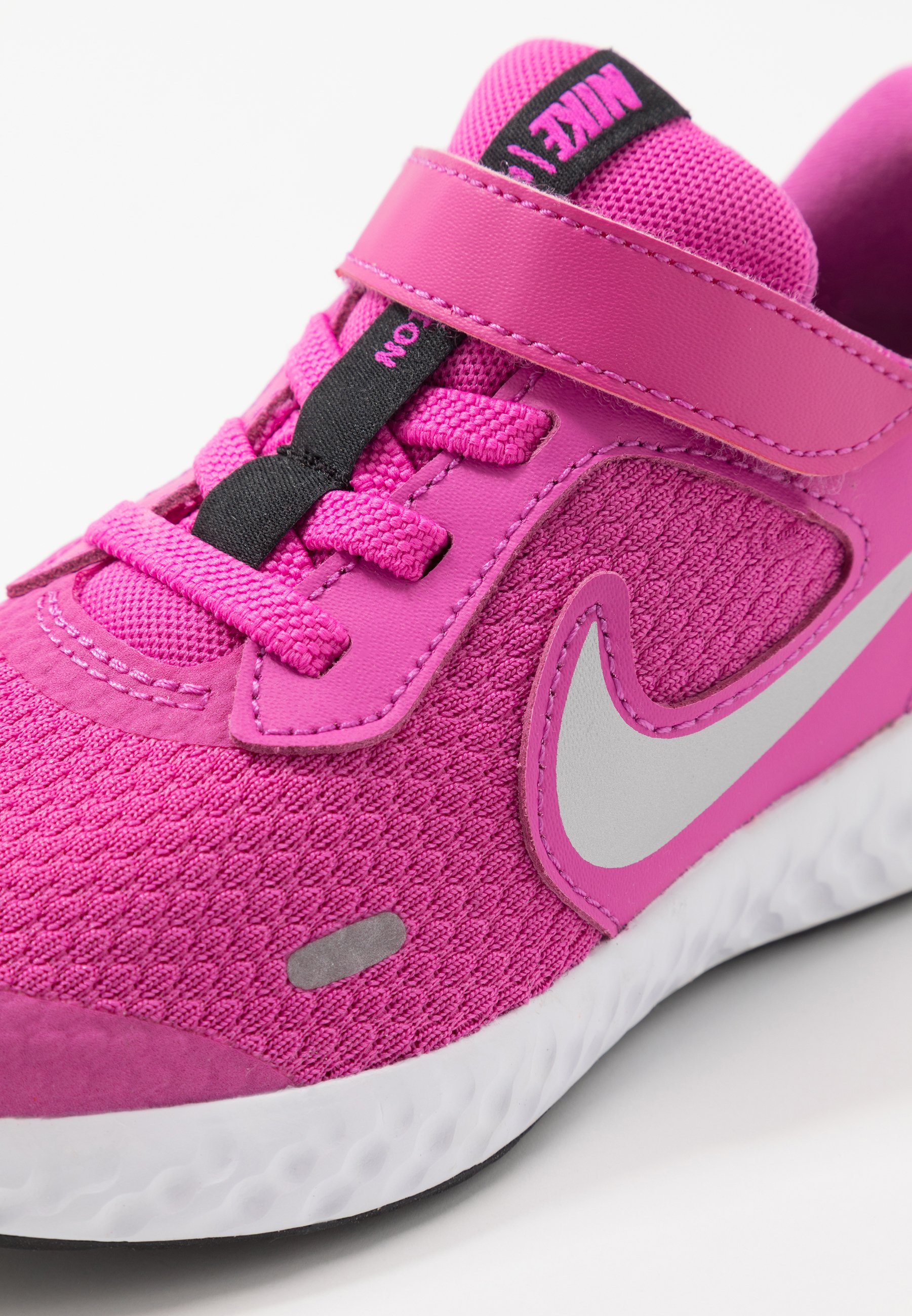 fuchsia sneakers nike