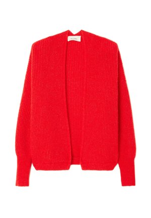 Cardigan en tricot rouge avec une ouverture à l'avant, des manches longues, un tissu texturé et des détails côtelés aux poignets et à l'ourlet. Design léger et confortable.