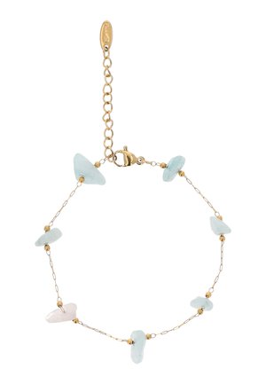 Delicaat gouden armband met onregelmatige lichtblauwe en één bleekroze steenparels, voorzien van een karabijnsluiting en verlengketting.