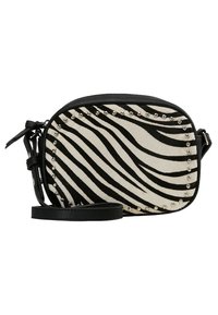 Kabelka přes rameno se vzorem zebry v texturovaném černo-bílém provedení, zdobená stříbrnými nýty podél okraje a černým koženým popruhem.