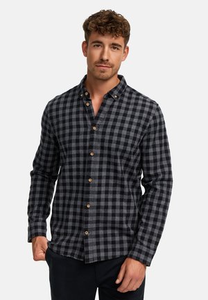 Camisa de franela a cuadros en negro y gris, con mangas largas, cierre de botones en el frente y botones de madera. Textura suave y diseño de collar.