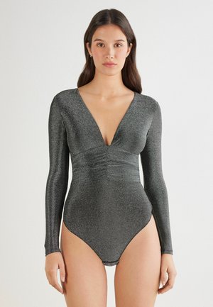 Sort metallisk langærmet bodysuit med dyb V-udskæring, samlet frontdetalje og højt skårne benåbninger. Glat tekstur med shimmer-effekt.