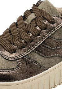 Baskets métalliques en bronze avec un suede texturé et un cuir lisse, lacets marron, couture ton sur ton et une semelle épaisse crème.