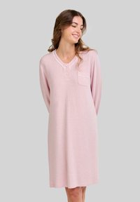 Vestido de noche rosa claro hecho de una tela suave, que presenta un escote redondo, tres botones y un pequeño bolsillo en el pecho con ribete blanco.