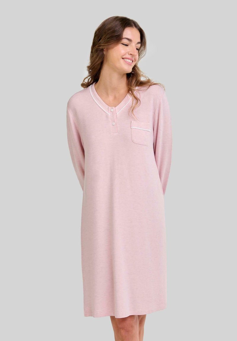 Vestido de noche rosa claro hecho de una tela suave, que presenta un escote redondo, tres botones y un pequeño bolsillo en el pecho con ribete blanco.