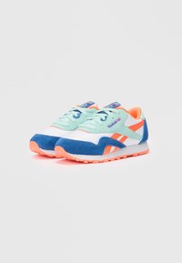Zapatillas Reebok de corte bajo con malla blanca, superposiciones de gamuza azul, cordones y acentos en verde menta, y detalles en naranja que incluyen la suela y el forro interior.