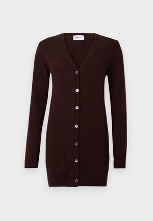 Tummanruskea pitkähihainen neulecardigan, jossa on V-pääntie, etupainikkeet ja kaksi etutaskua valkoista taustaa vasten.