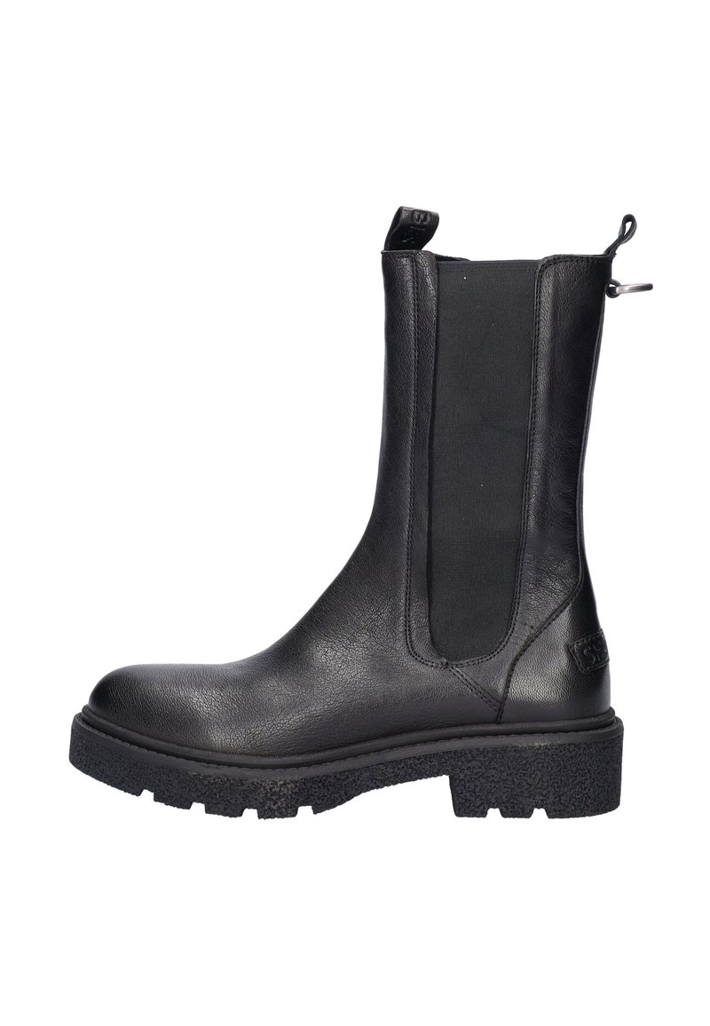 Zwarte leren enkelboot met elastische zijpanelen, een gestructureerde rubberen zool en een trekriem aan de achterkant voor gemakkelijk aan- en uittrekken.