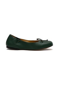 Ballerine in pelle verde con punta arrotondata e un fiocco decorativo sul davanti, dotata di una suola nera bassa e di una texture liscia.