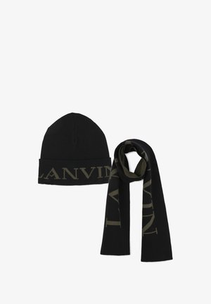 Mustat neulottu pipo ja sitä vastaava huivi, jossa on tummanvihreä "LANVIN"-logokuvio. Pehmeä rakenne, pyöreä muoto pipolle ja pidempi muoto huiville.