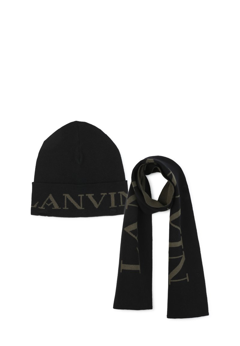 Gorro de malha preto e cachecol combinado, apresentando um padrão com o logótipo "LANVIN" em verde escuro. Textura suave, forma arredondada para o gorro e alongada para o cachecol.