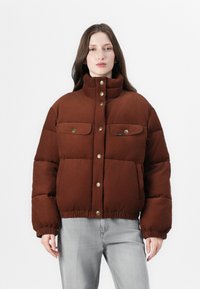 Pufferjack in roestbruin, met een hoge kraag, drukknoopsluitingen, twee borstzakken, elastische manchetten en een getailleerde zoom. Soepele textuur.
