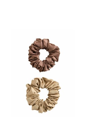 Două elastice de păr din material textil: cel de sus este de culoare maro închis, iar cel de jos este bej deschis. Ambele au o textură voalată și o formă circulară.