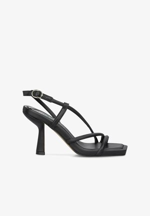 Sandali neri con tacco alto, a strapiombo e con punta quadrata, caratterizzati da cinturini sottili e un elegante tacco a blocco, realizzati in pelle liscia.