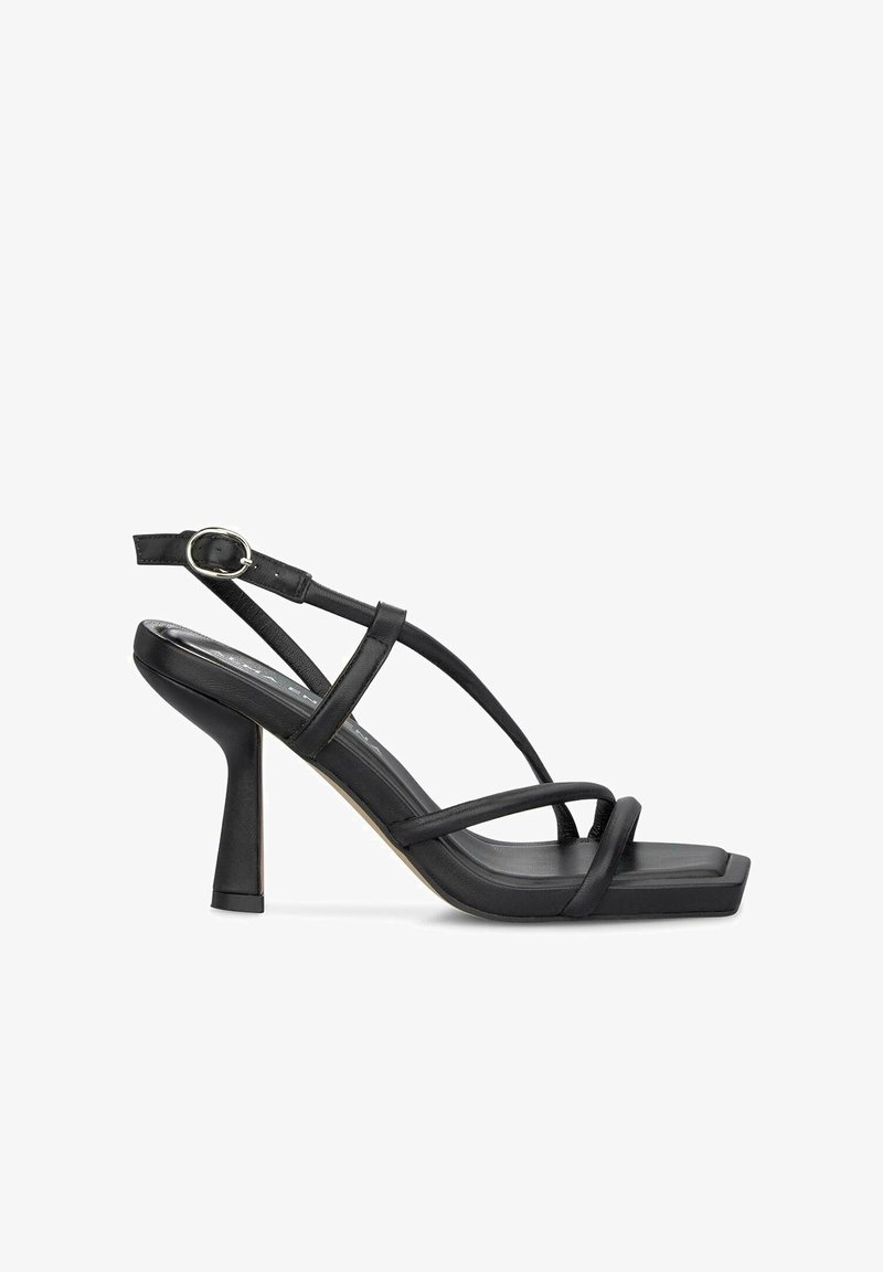 Schwarze, geschnallte High-Heeled Sandalen mit quadratischer Zehenpartie, schlanken Riemen und elegantem Blockabsatz, aus glattem Leder gefertigt.