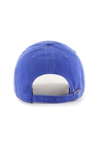 Blå bomull baseballcap med strukturert rund krone, ventilasjon, justerbar stoffstropp, og en utskjæring bak for pusteevne.