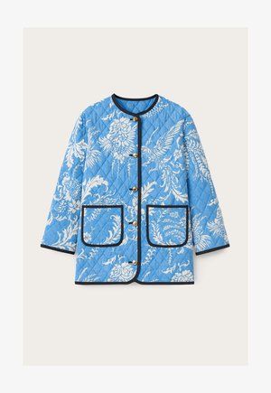 Pikowana kurtka w jasnoniebieskim kolorze z białym wzorem kwiatów i ptaków. Posiada okrągły dekolt, złote guziki oraz granatowe wykończenia z dwoma przednimi kieszeniami.