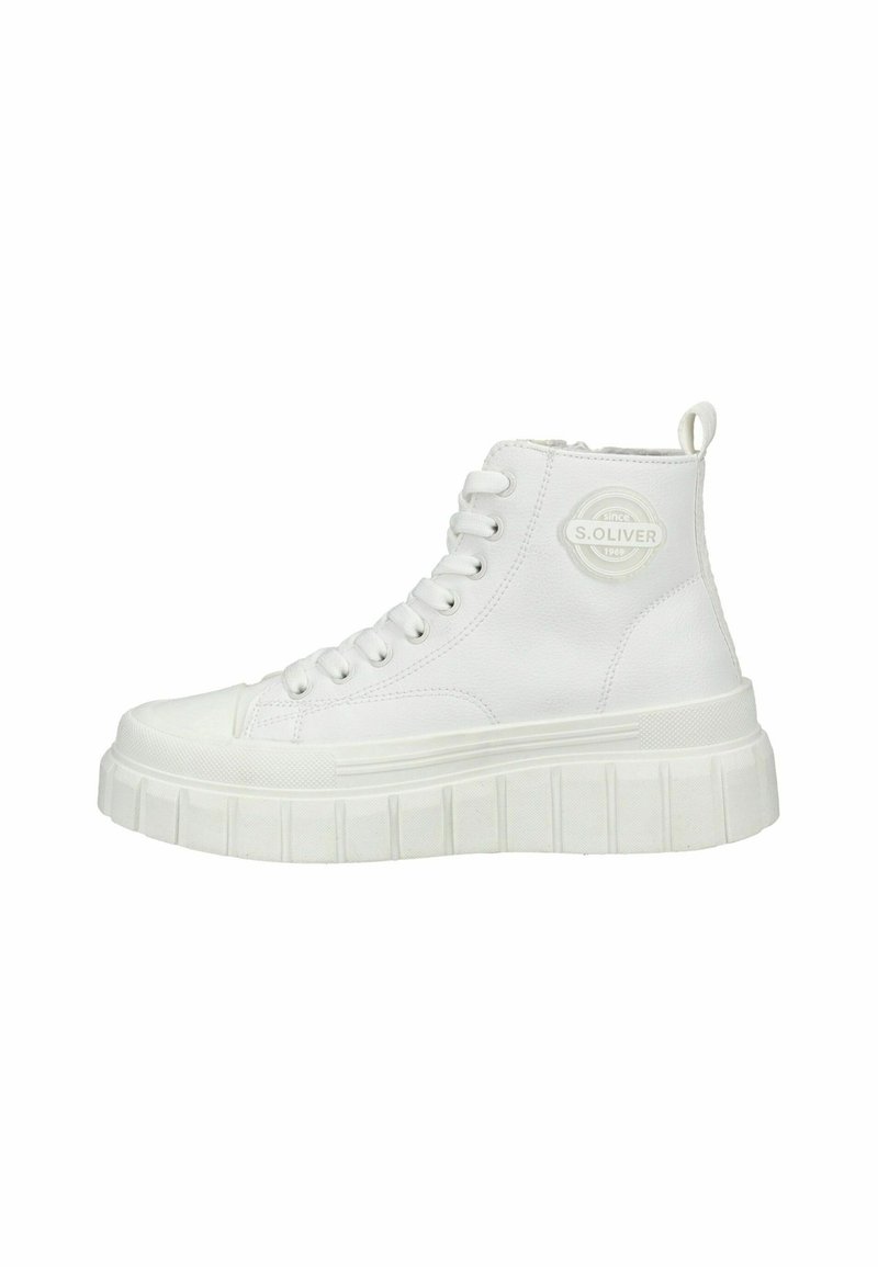 Zapatillas altas blancas con suela de goma texturizada, puntera redonda y parche de logo lateral, con cordones y una pestaña en la parte posterior para facilitar su uso.