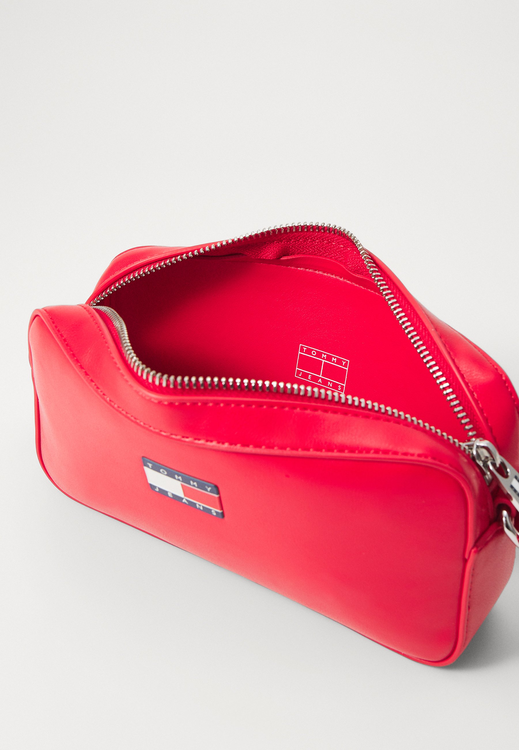 Tommy Jeans MUST CONVERTIBLE CAMERA - Handbag - red - Zalando