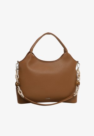 Sac à main en cuir brun texturé avec une surface lisse. Présente une bandoulière chaîne avec des maillons crème et marron ; forme arrondie et doubles poignées.