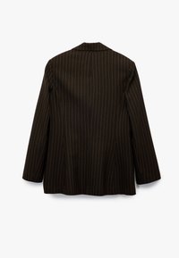 Braun gestreifter Blazer mit langen Ärmeln, ausgestattet mit einem Reverskragen und Rückenbelüftungen, aus einem strukturierten Stoff gefertigt.