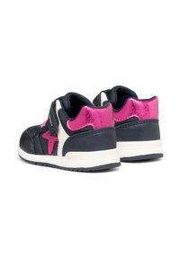 Scarpe da ginnastica per bambini color navy e rosa con un accento rosa glitterato, dotate di una cinghia in velcro, superfici testurizzate e suola bianca.
