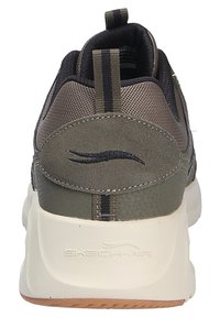 Sneakers Skechers in oliva e nero, con tomaia in mesh, dettagli in suede e una suola intermedia bianca. Dettaglio del logo ben visibile sul tallone.
