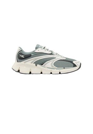 Baskets athlétiques gris clair et blanches avec dessus en mesh, semelle épaisse segmentée, et logo Reebok sur le côté et la languette.