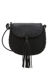 Czarna skórzana torebka na ramię o fakturowym wykończeniu, ozdobiona plecionymi akcentami i długim chwostem na przedniej części. Zasuwana na klapkę.