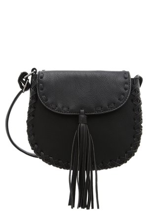 Musta nahkainen olkalaukku, jossa on teksturoitu pinta, koristeena punottuja yksityiskohtia ja pitkä sifonkirusetti edessä. Suljettava läppädesign.