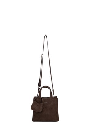 Sac à main en daim marron foncé avec deux poignées courtes, une longue bandoulière réglable et une petite pochette attachée, présenté sur un fond blanc.