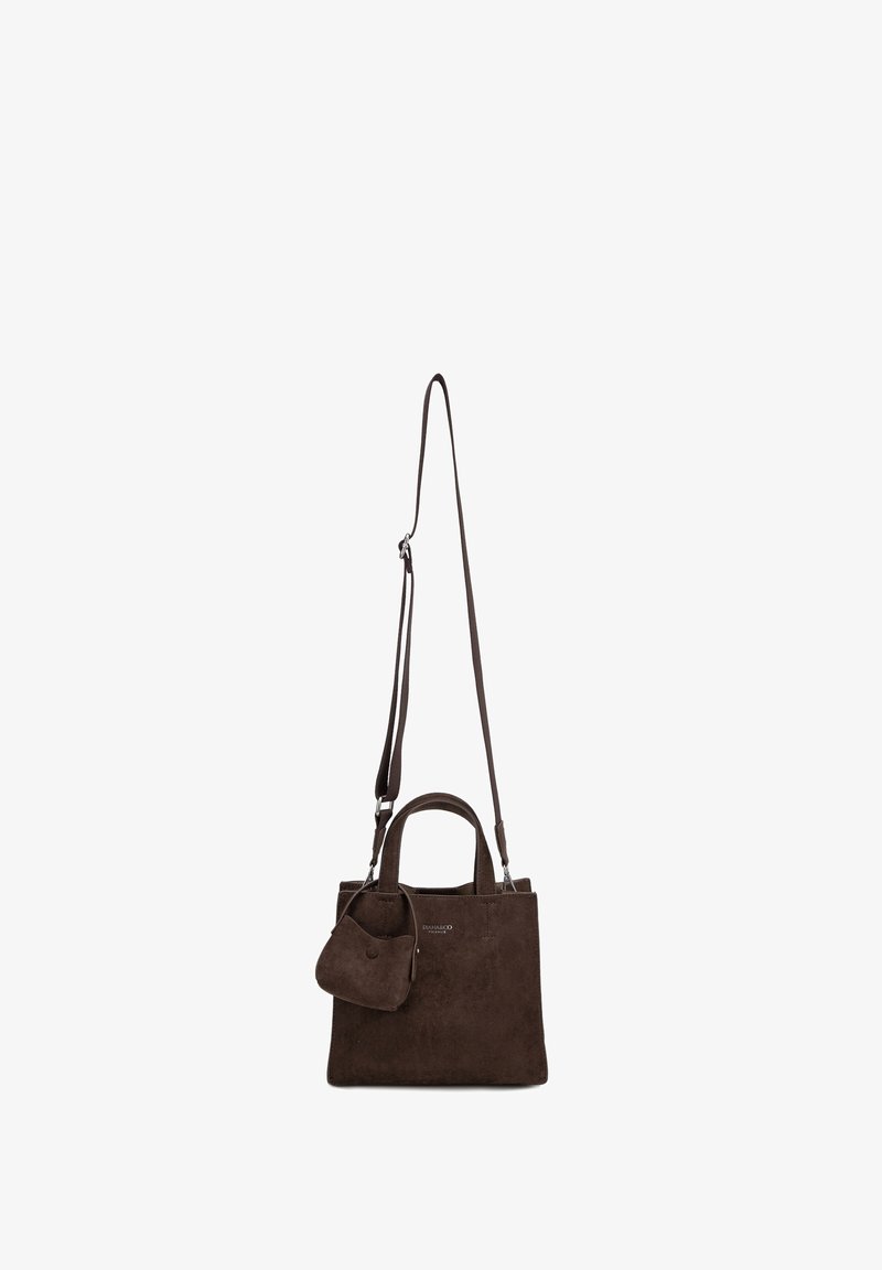Sac à main en daim marron foncé avec deux poignées courtes, une longue bandoulière réglable et une petite pochette attachée, présenté sur un fond blanc.