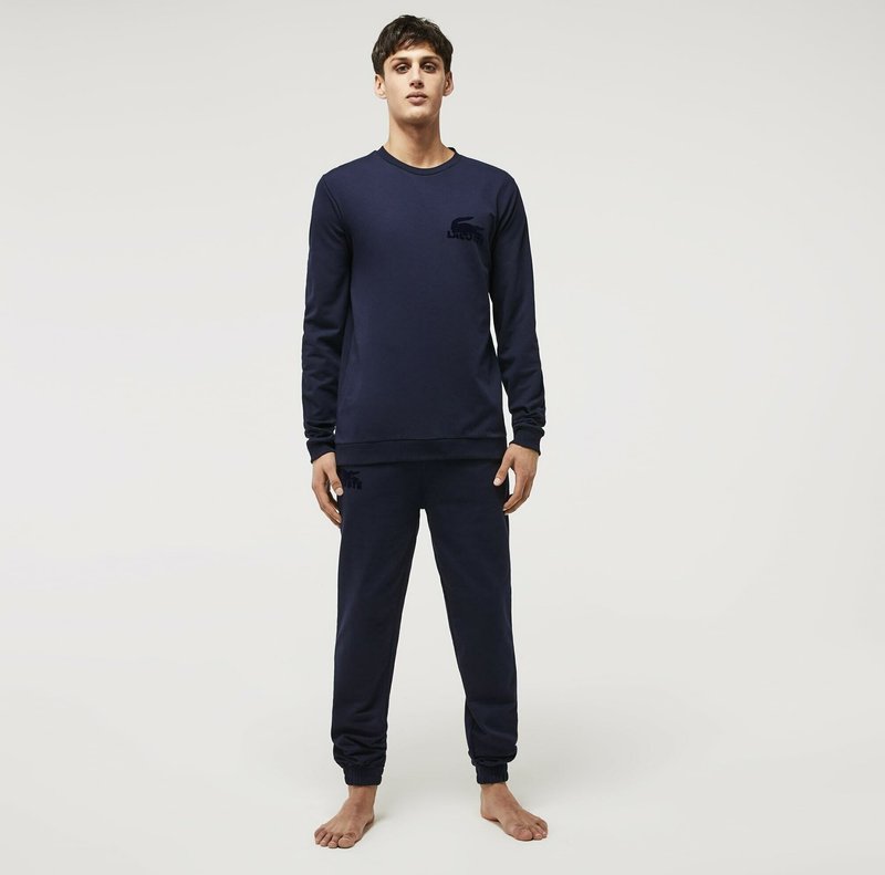 Conjunto de lounging de algodón en azul marino que incluye una camiseta de cuello redondo de manga larga y pantalones ajustados, ambos con acentos de logo bordado.