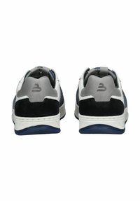 Tyrkysově modré a šedé sportovní boty s texturovaným síťovým svrškem, polstrovaným límcem a bílou mezipodešví s námořními akcenty.