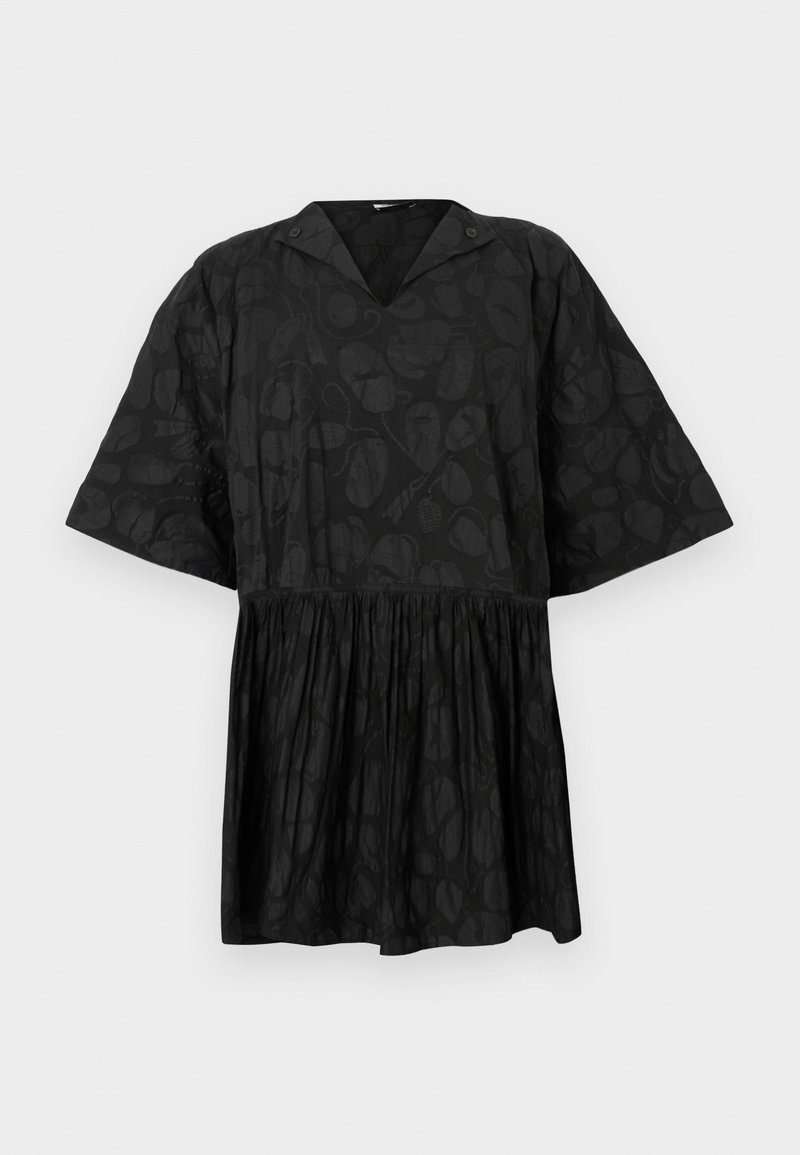 Robe noire à manches courtes, col en V et motif texturé en forme de feuille. Taille cintrée et coupe décontractée. Tissu léger.