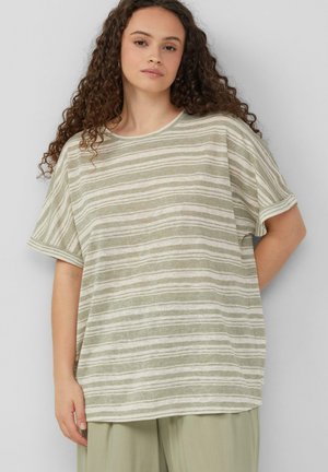 Pasiasta, oversize t-shirt w jasnym zielonym i beżowym kolorze, wykonana z miękkiego materiału, z luźnym krojem i podwiniętymi krótkimi rękawami.