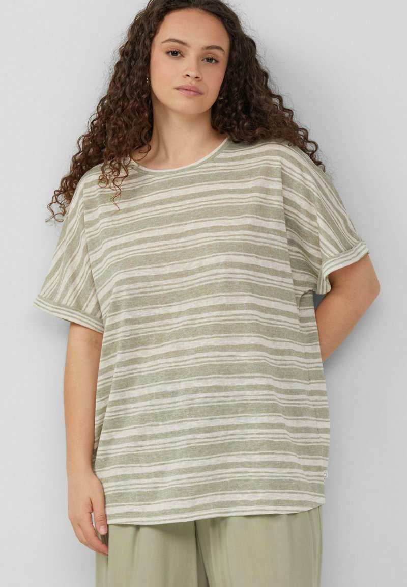 Gestreepte oversized t-shirt in lichtgroen en beige, gemaakt van zachte stof met een relaxed fit en opgerolde korte mouwen.