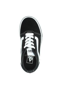 Scarpe da skate in tela nera con lacci bianchi e una striscia laterale bianca. Presentano un colletto imbottito e una fodera interna nera.