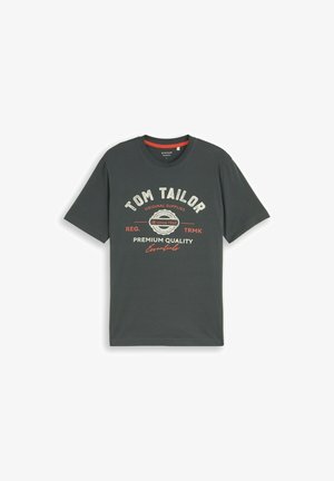T-shirt grigio scuro a maniche corte con collo rotondo e testo stampato "Tom Tailor Premium Quality Essentials" in bianco e rosso sul davanti.