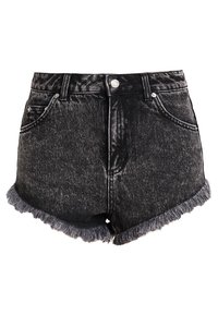 Černé denimové šortky s vysokým pasem, třepícími okraji a předními kapsami s viditelným prošitím. Oprýskaná textura dodává charakter.